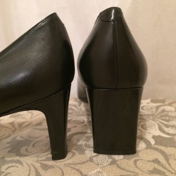 BANANA REPUBLIC black leather pump ~ square toe - Picture 7 of 9